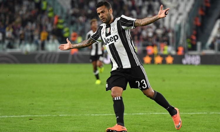 Juve, Dani Alves più lontano