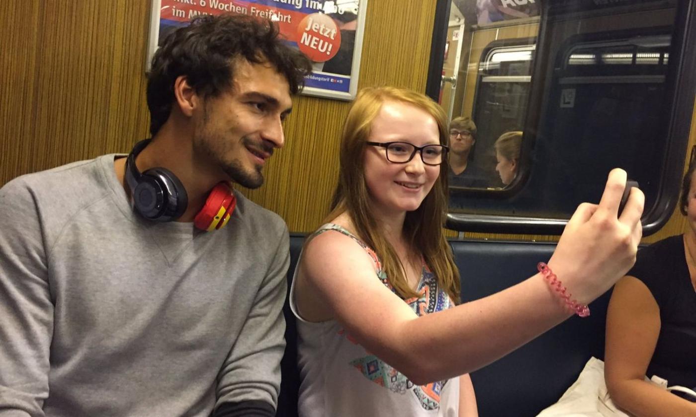 Niente macchine di lusso, Hummels viaggai in metro