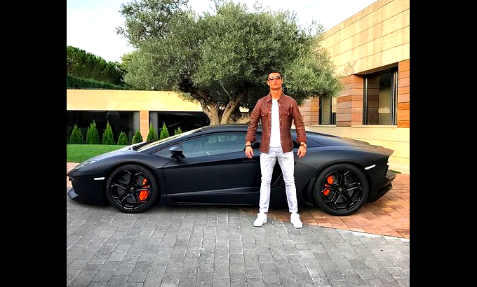 Cristiano Ronaldo mostra orgoglioso il suo ultimo sfizio: ecco le reazioni FOTO