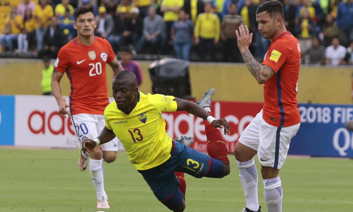 VIDEO Enner Valencia finge un malore in campo per scappare dalla polizia