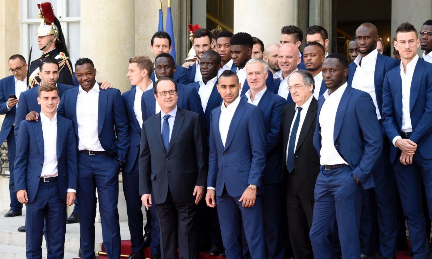 Francia, il presidente Hollande attacca i calciatori di Deschamps: 'Bambini, dovrebbero allenare il cervello'