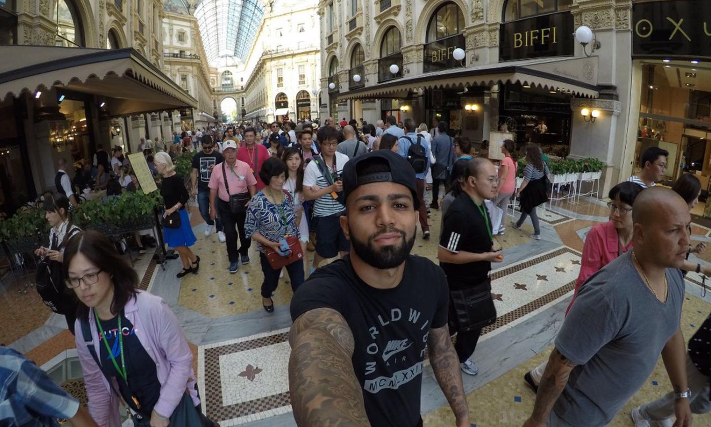 FOTO Gabigol, shopping nel centro di Milano