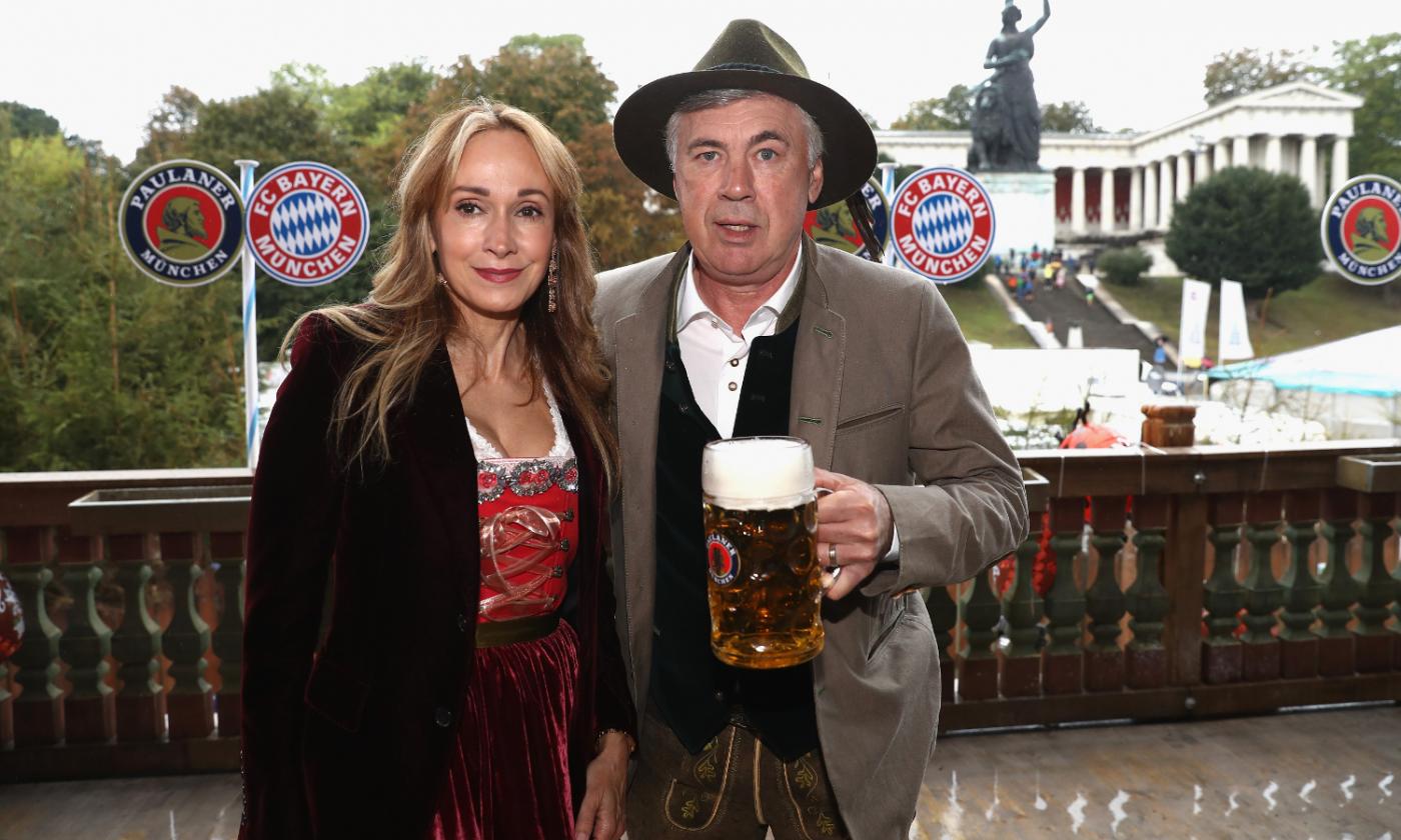 VIDEO Ancelotti beve birra in divisa tirolese all'OktoberFest di Monaco