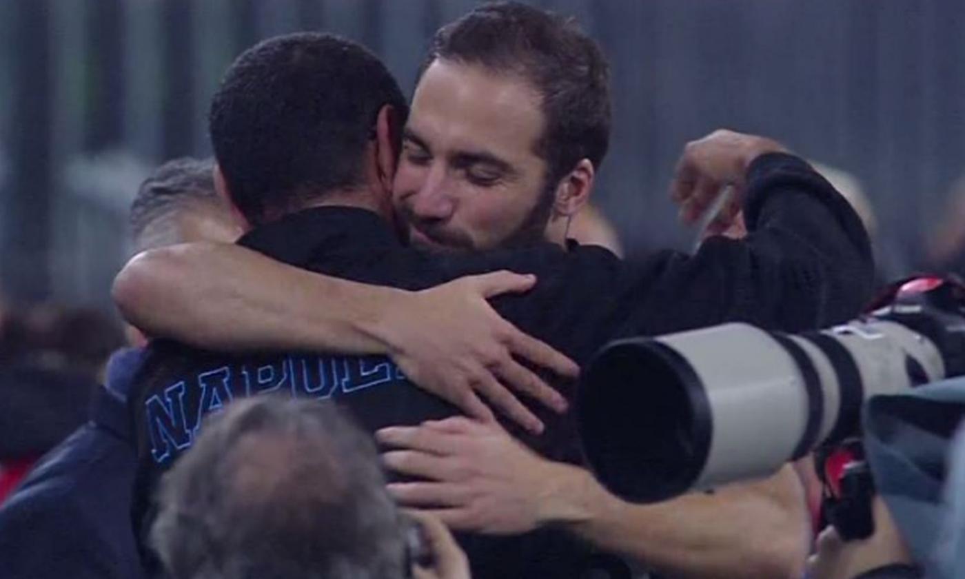 FOTO Juve-Napoli, Sarri abbraccia Higuain