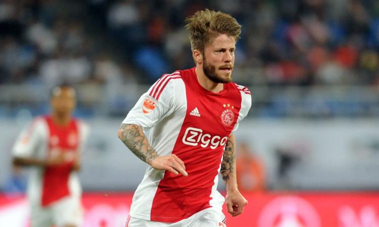 Official: Genoa reveal new midfielder Lasse Schone