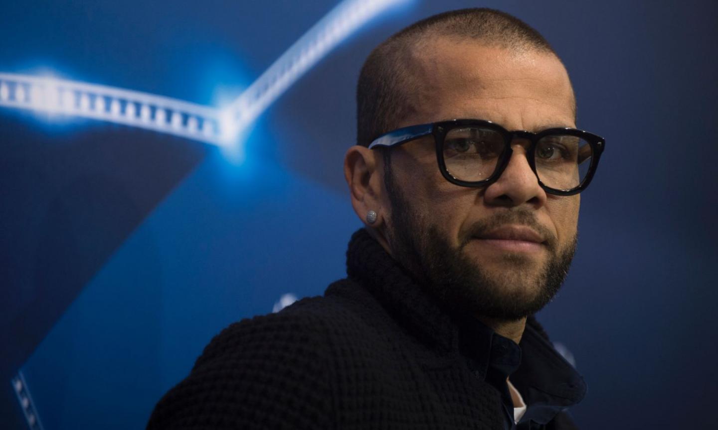 Dani Alves: 'Looking for a job, where can I put my resume?'