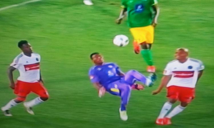 Momenti Di Gioia: Sudafrica, portiere pareggia al 90' in rovesciata VIDEO