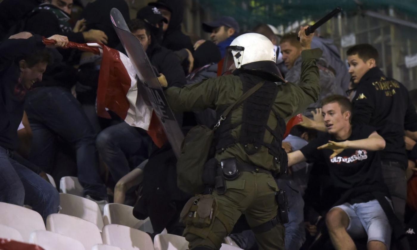 Panathinaikos-Standard, scontri nell'intervallo: la polizia carica i belgi