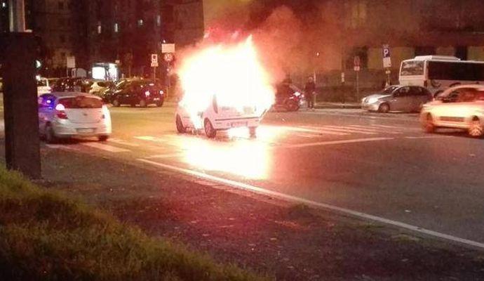 Napoli-Dinamo Kiev, scontri fuori dal San Paolo: taxi in fiamme 