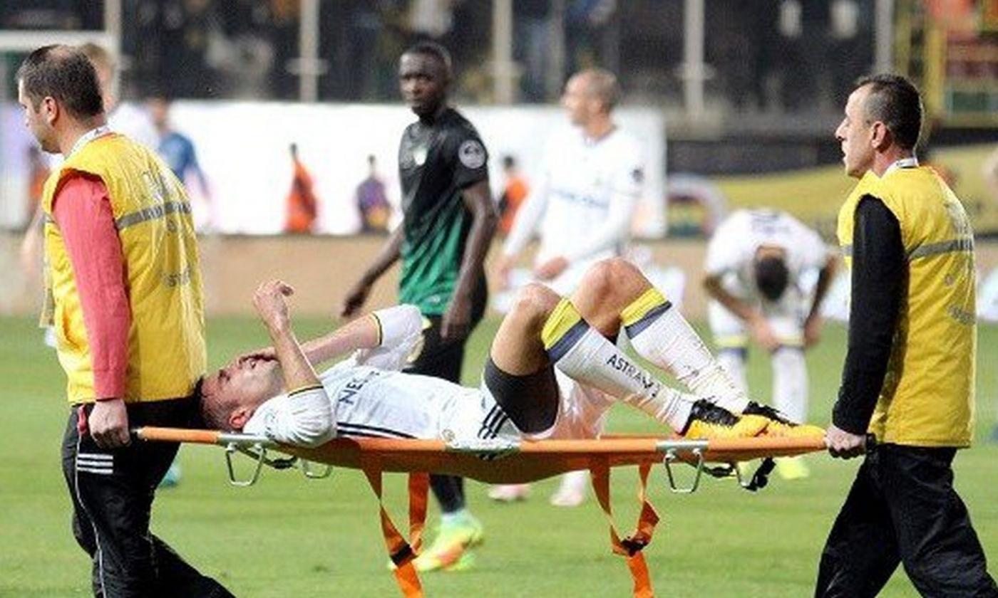 Fenerbahce, paura per van Persie: brutto colpo a un occhio. Il medico tranquillizza: 'Sta meglio'