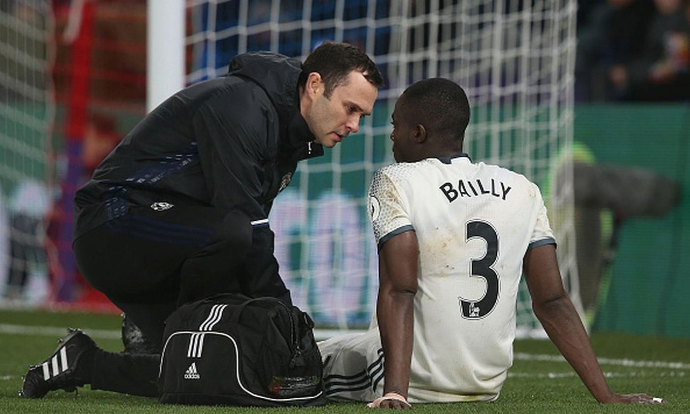 Manchester United, nuovo problema per Bailly. Mourinho: 'Stavolta è il ginocchio sinistro'