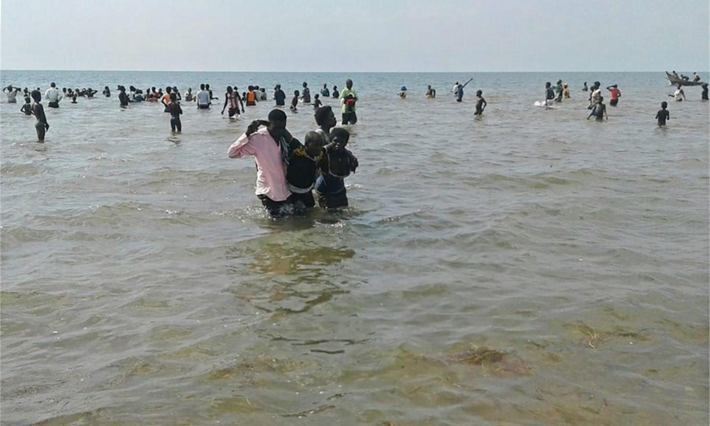 Dramma in Uganda: un'intera squadra di calcio affonda nel lago con i suoi tifosi