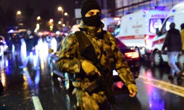 Attentato a Istanbul: un terrorista vestito da Babbo Natale attacca un Night Club, 39 morti e oltre 70 feriti