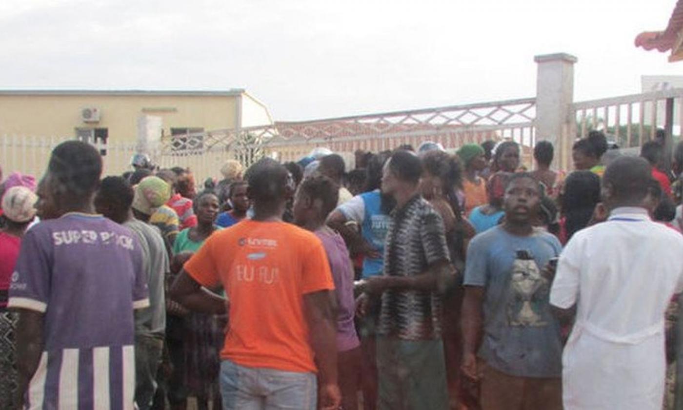 Tragedia in Angola: crolla la porta di ingresso di uno stadio, almeno 17 morti. Tra le vittime anche dei bambini