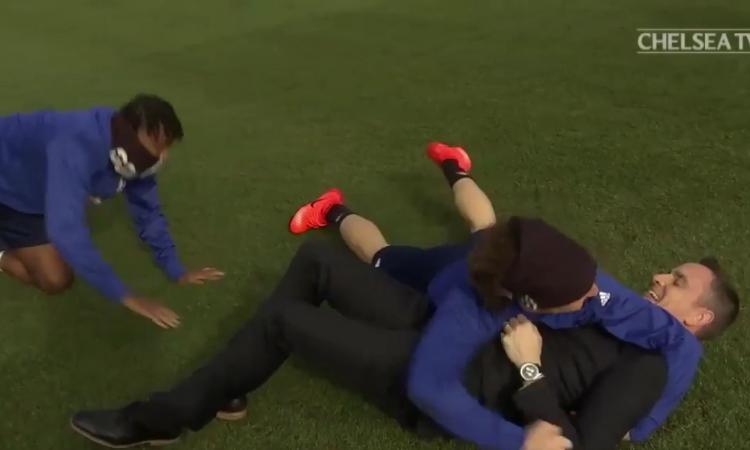 Chelsea: David Luiz placca e schiena il giornalista VIDEO