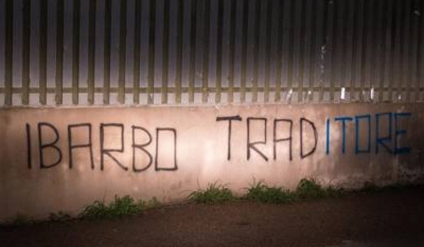 Cagliari, sui muri del Sant'Elia scritte contro Ibarbo: 'Traditore!'