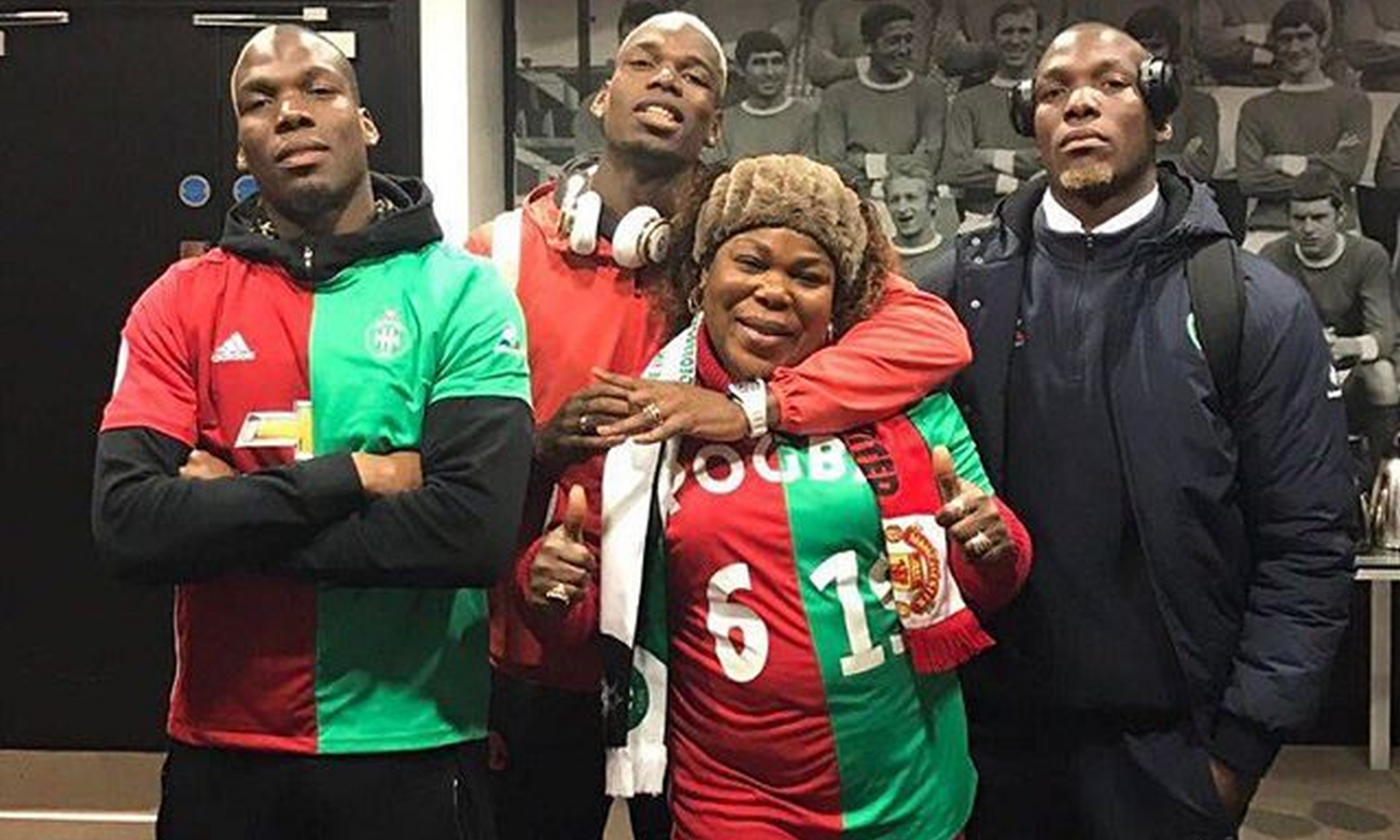 I Pogba, orgoglio di mamma: maglia speciale per tifare i figli, avversari in United-Saint Etienne FOTO