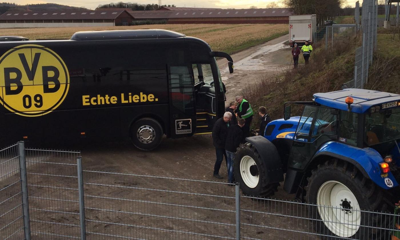 Il Borussia Dortmund va a comandare... col trattore  in tangenziale