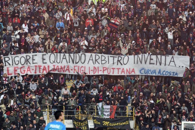 Bologna, ancora polemiche con gli arbitri. Striscione in curva: 'Rigore è quando arbitro inventa'