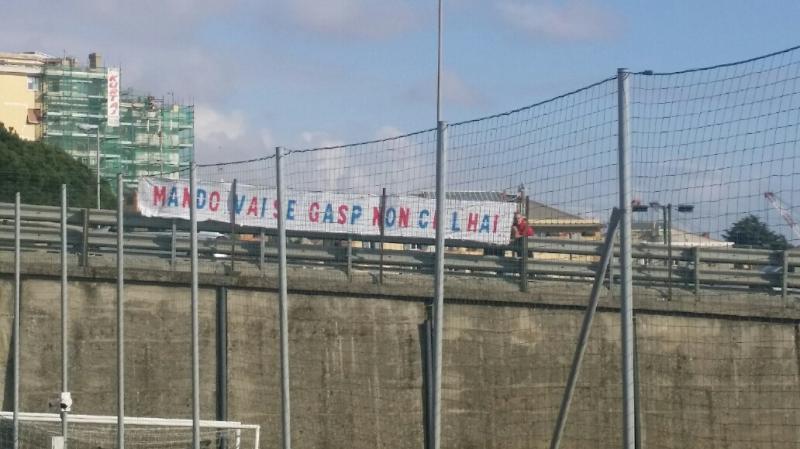 Genoa, i tifosi salvano la squadra ma non Preziosi: 'Dissotterriamo l'ascia di guerra'