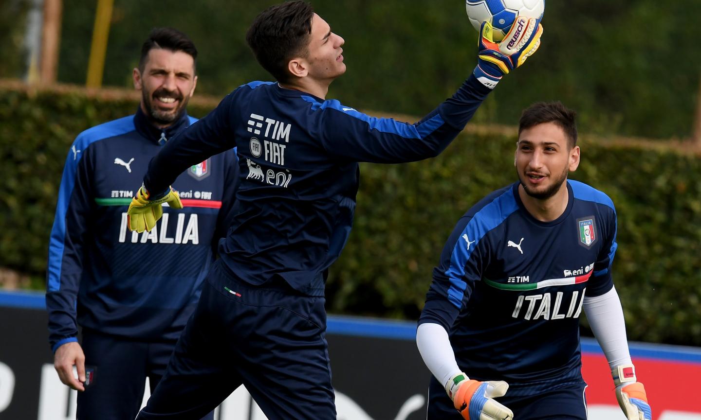 Buffon: 'Donnarumma può insegnarmi qualcosa, per il resto...'