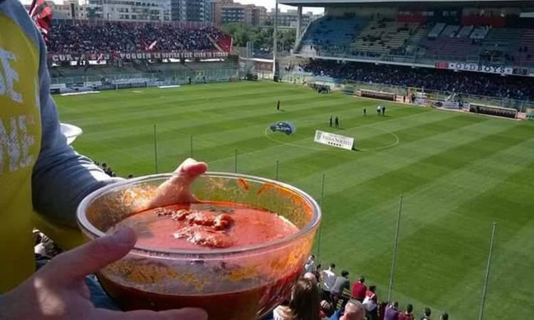 Foggia-Lecce, una domenica spettacolare: dall'eurogol di Coletti al tifoso con la braciola allo stadio VIDEO