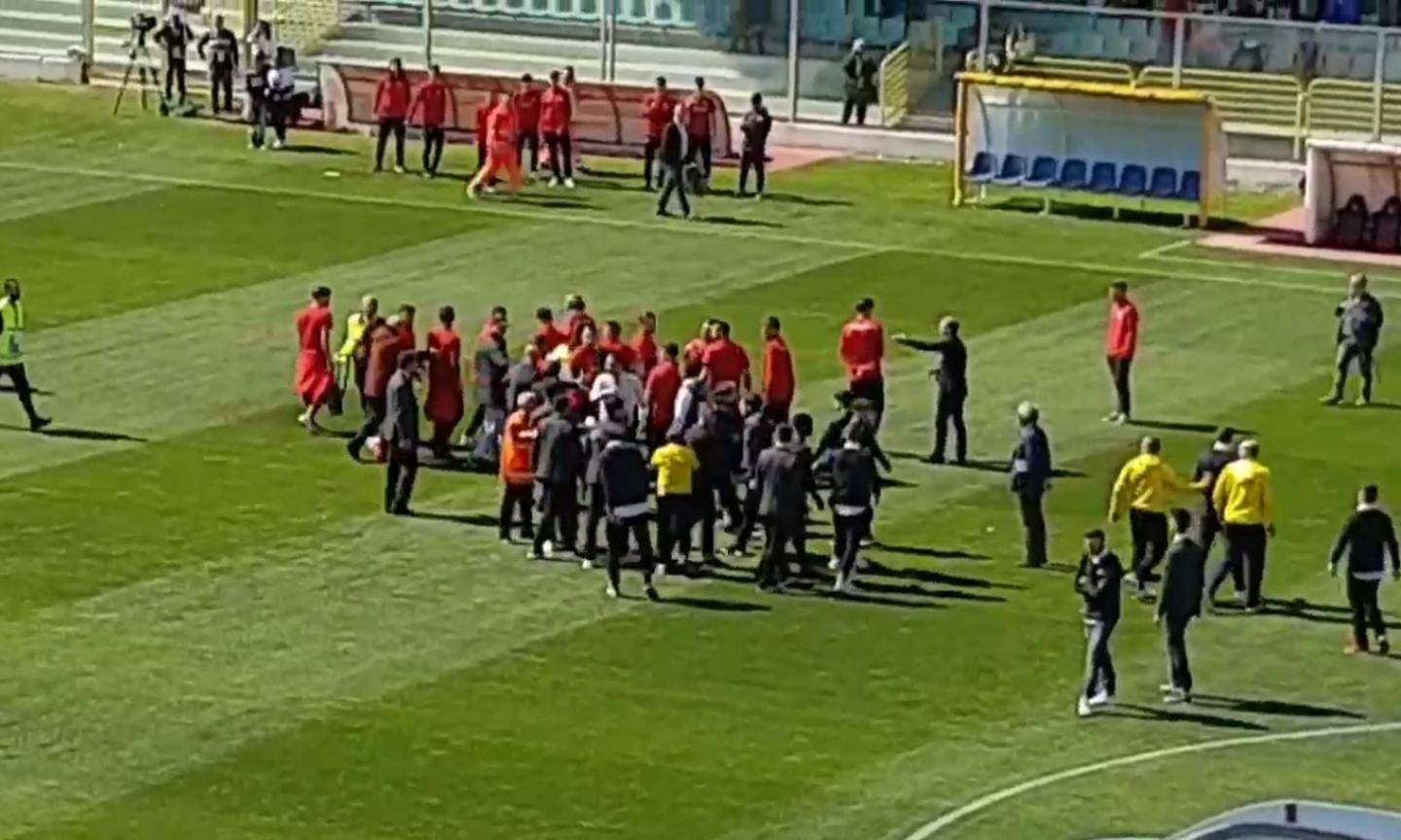 Foggia-Lecce ad alta tensione: rissa tra i giocatori nel riscaldamento VIDEO