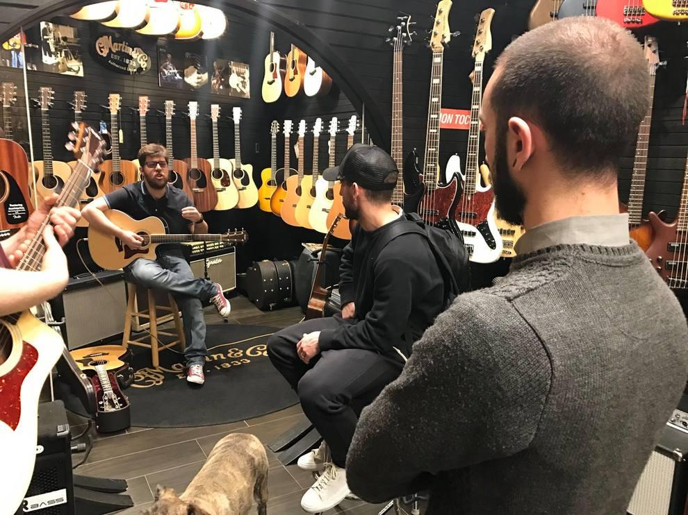 Napoli, shopping artistico per Mertens prima della Juve: si regala una chitarra