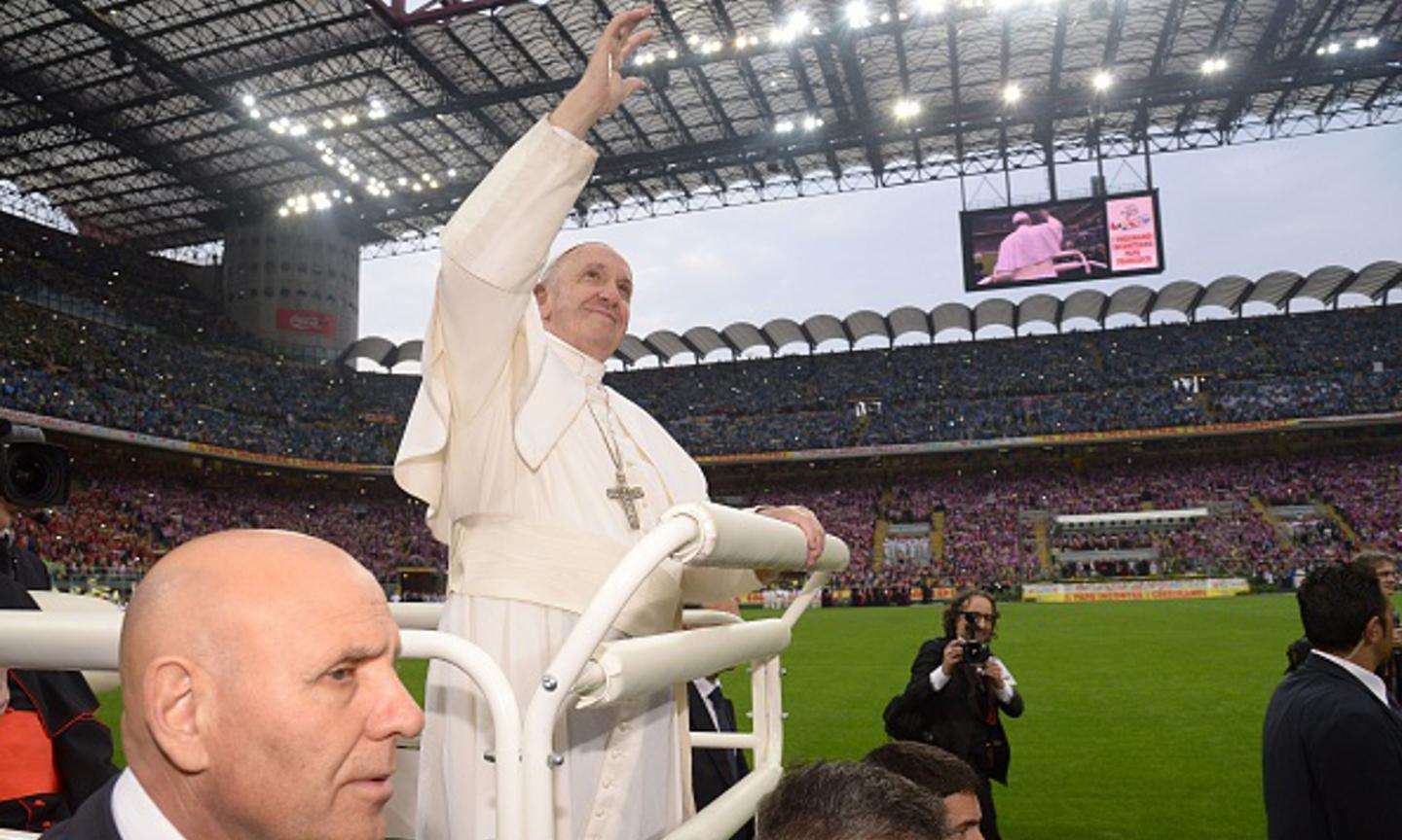 Il Papa chiama il leader delle Sardine: 'Mi ha detto di continuare così'. Ma era tutto uno scherzo