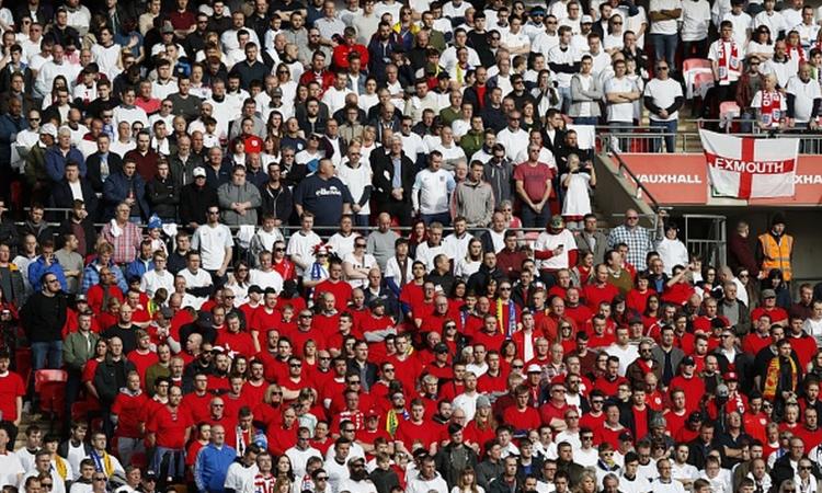 Tifosi di nuovo in piedi negli stadi inglesi
