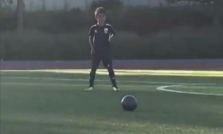 CR7 junior non va su punizione come suo papà alla Juve VIDEO