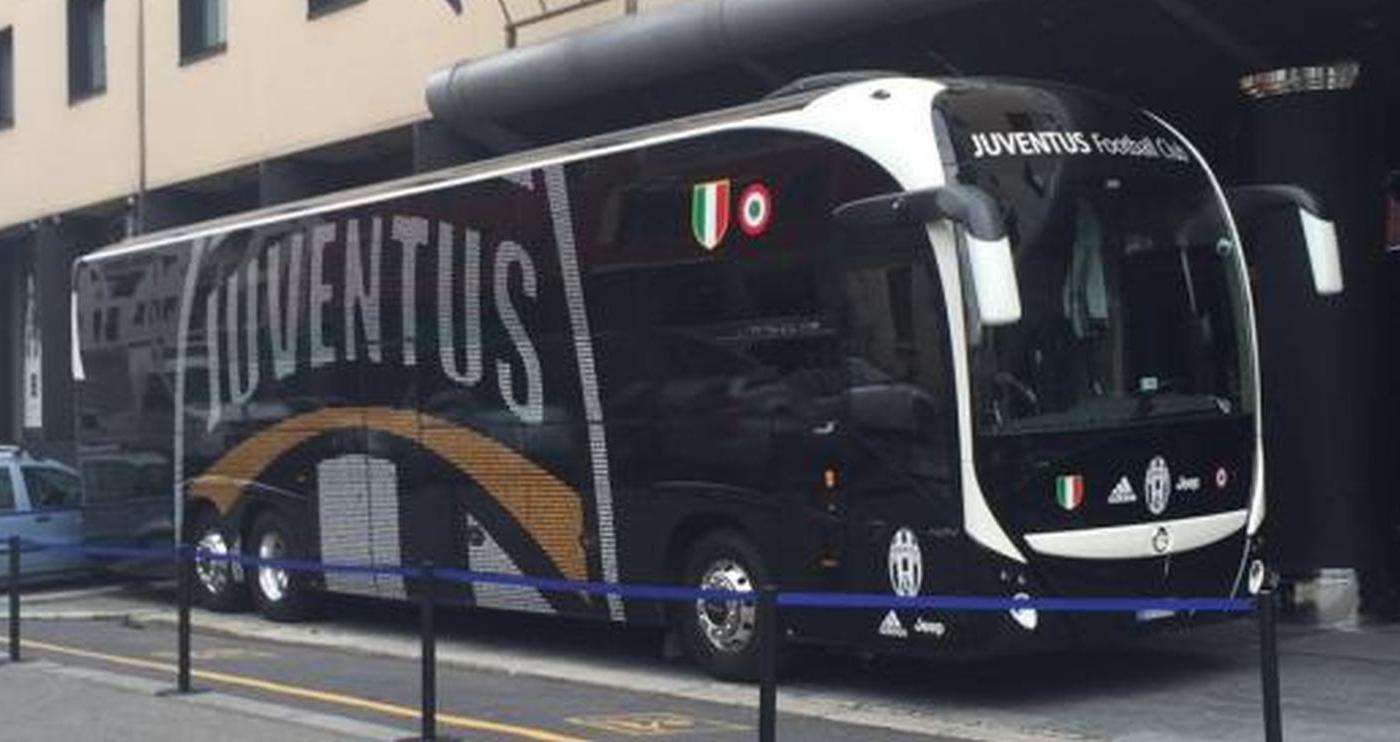 Juve, rotto un vetro del pullman all'arrivo a Bergamo