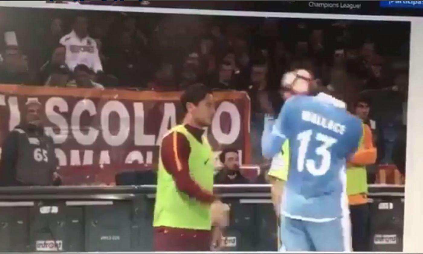 Roma: Totti lancia il pallone addosso a Wallace, Lazio infuriata VIDEO