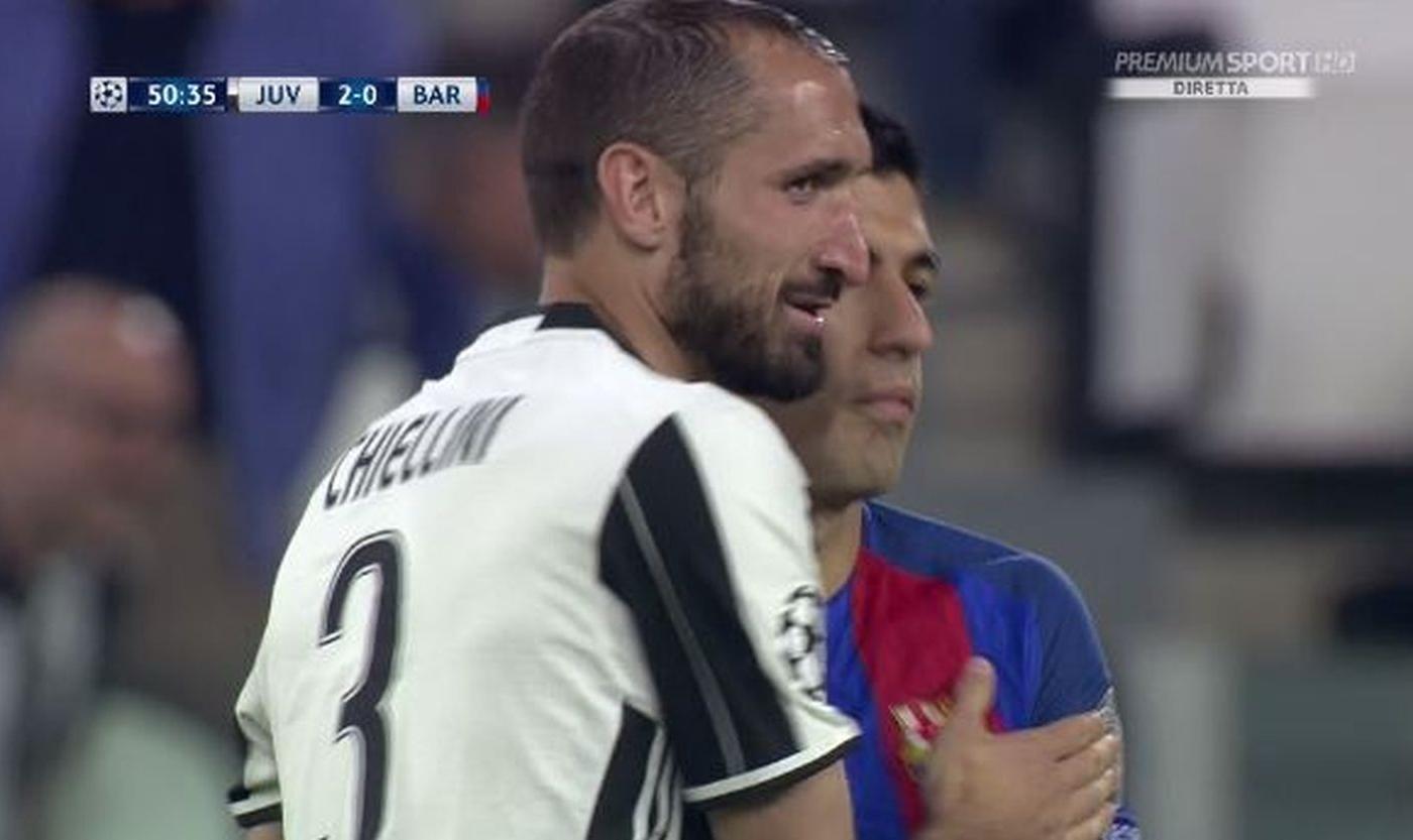 Juve-Barcellona, abbraccio tra Chiellini e Suarez