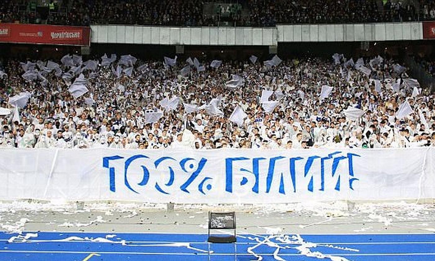 Scandalo Dinamo Kiev: maschere del Ku Klux Klan, striscione '100% bianchi' e svastiche in curva contro lo Shakthar