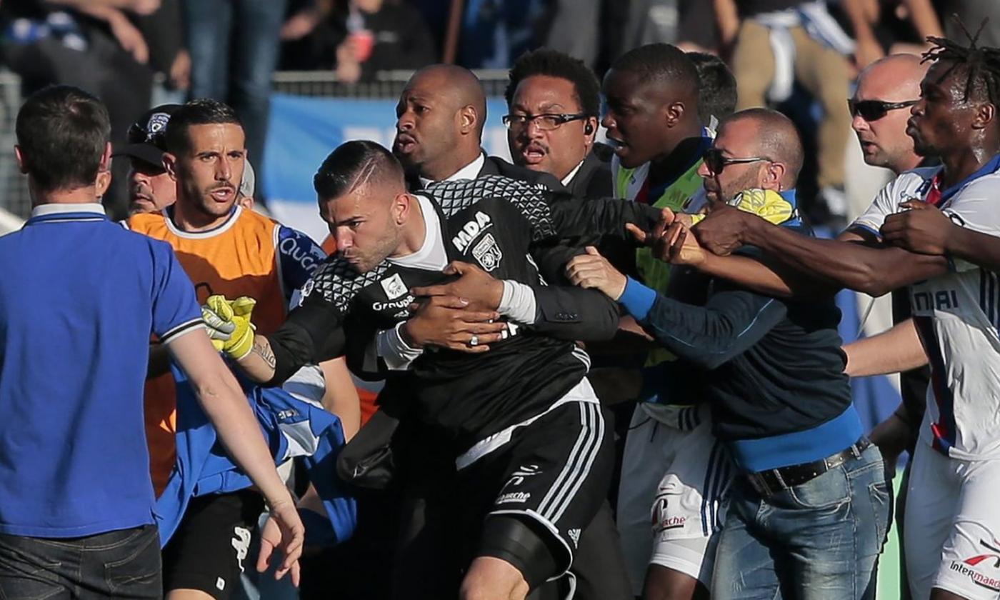 Bastia choc, tifosi di casa aggrediscono giocatori del Lione: partita rinviata