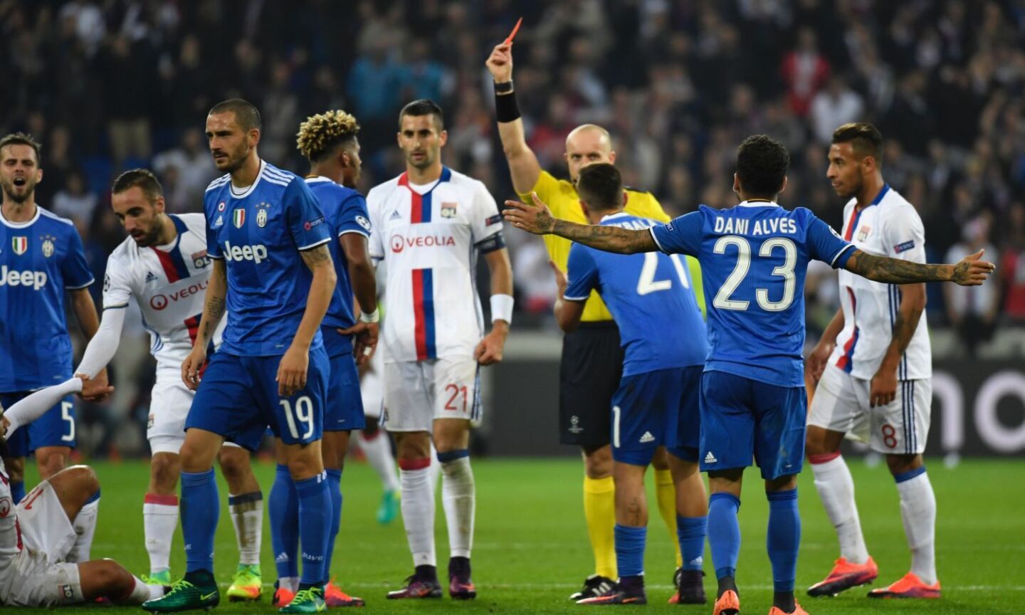 Juve-Barcellona, ecco l'arbitro: ha diretto i blaugrana nello 0-4 col PSG e c'è un precedente che fa sorridere Allegri