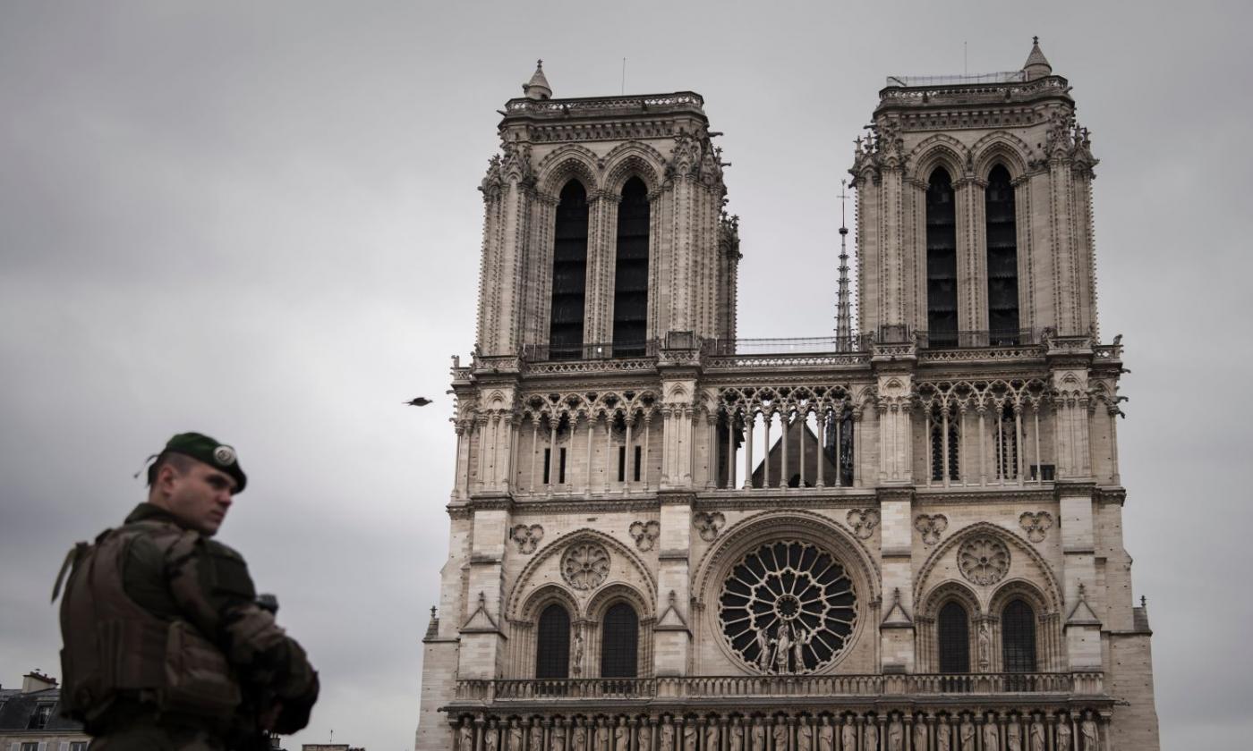 Terrore a Parigi: ucciso un poliziotto sugli Champs-Elysées, due feriti. Morto l'attentatore, rivendica l'Isis