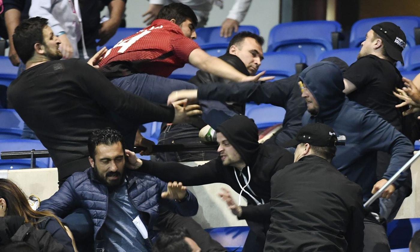 Lione-Besiktas, scontri sulle tribune: i tifosi si rifugiano in campo VIDEO