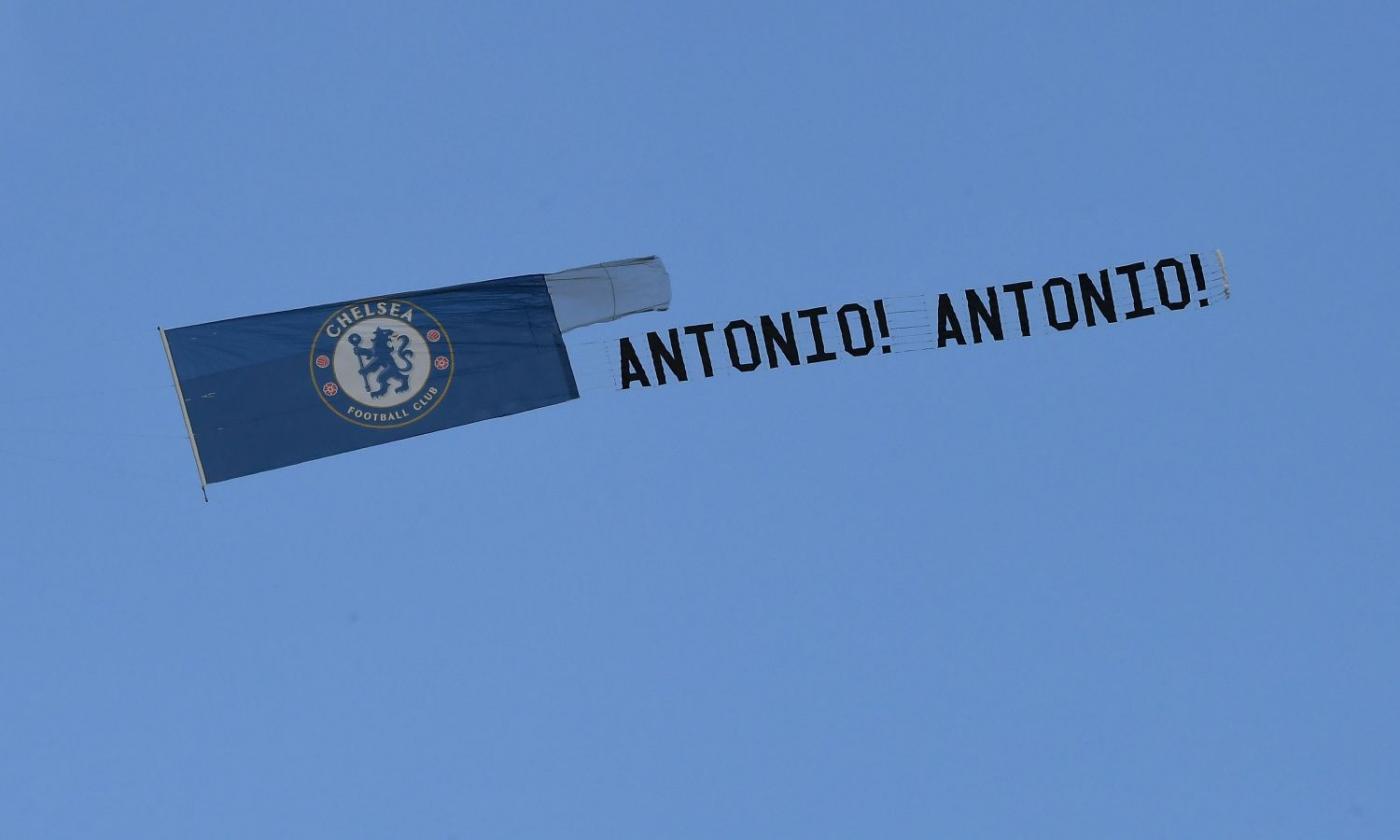 FOTO Conte-Chelsea, è amore: i tifosi lo scrivono anche in cielo