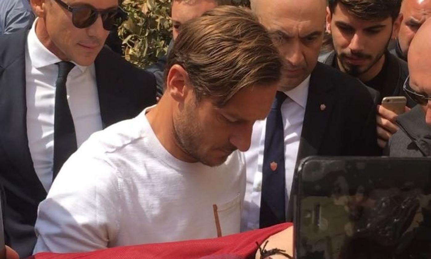 Roma, Totti vale 80mila maglie ogni anno: Pallotta si rimangia la parola? 