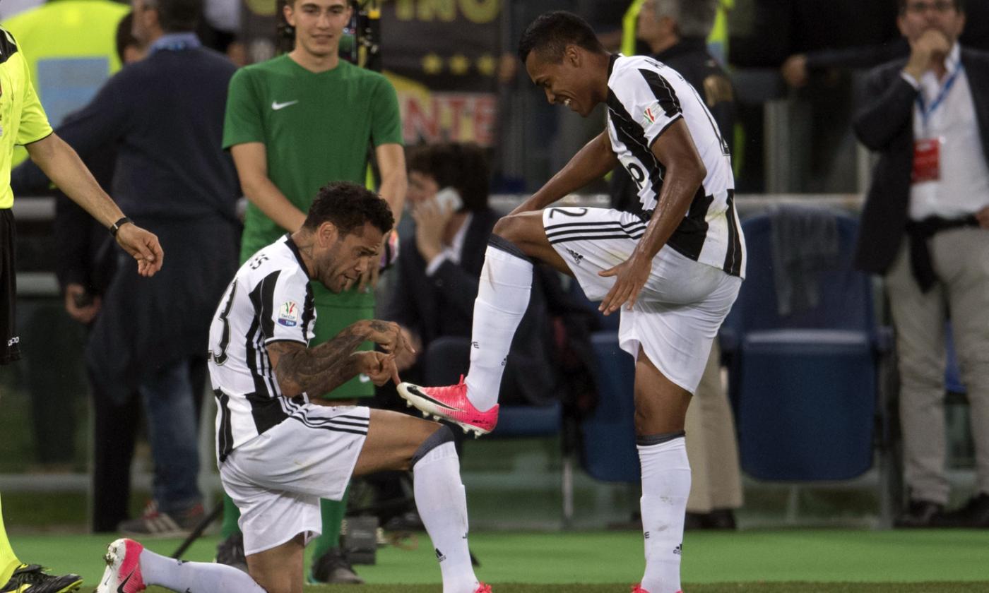 Alex Sandro riabbraccia Dani Alves: la Juve trema, è l'ex la chiave per il PSG?