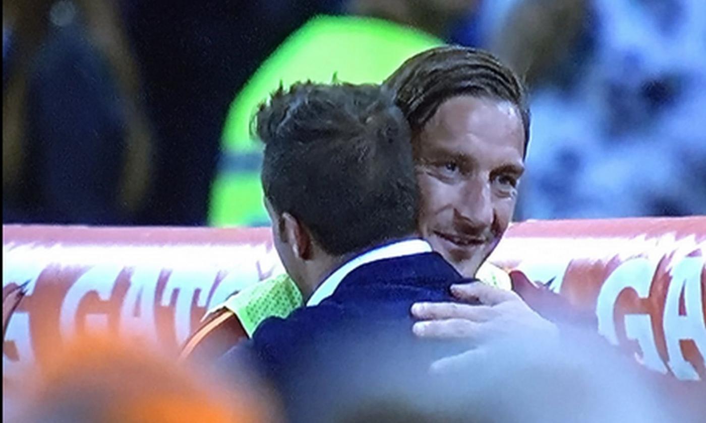 Roma-Juve, abbraccio fraterno tra Totti e Del Piero FOTO