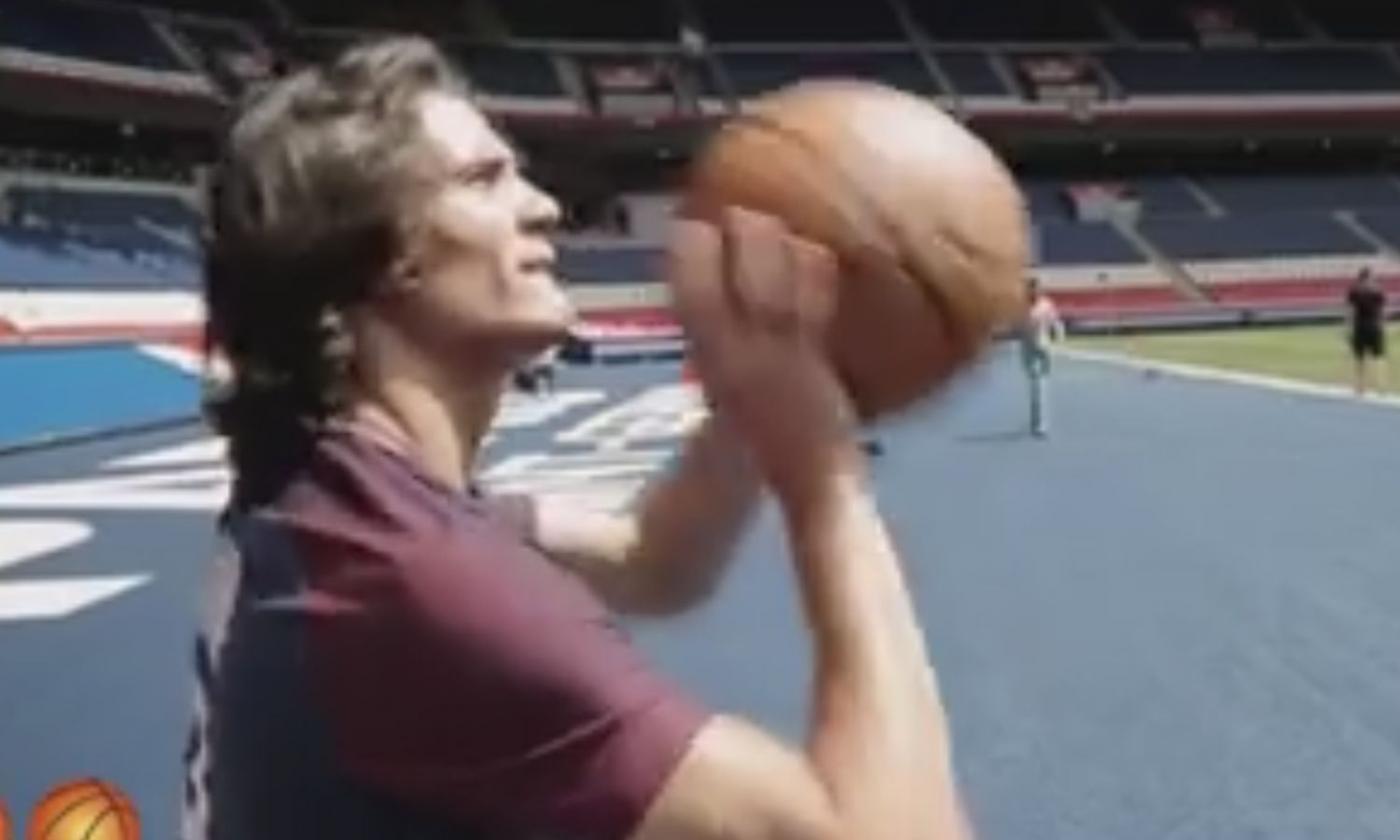 PSG, Cavani si dà al basket: tiri liberi perfetti. E Belinelli lo sfida... VIDEO