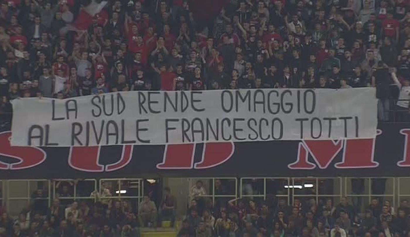 Milan, striscione della Curva Sud per Totti: 'Omaggio ad un rivale'. Standing ovation e cori  per lui FOTO