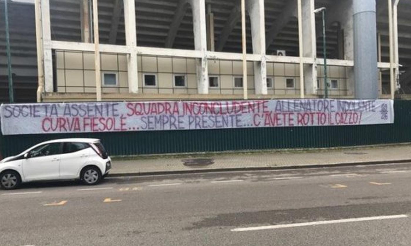 La protesta dei tifosi della Fiorentina si trasferisce a Firenze: 'Ci siamo rotti il c....' FOTO