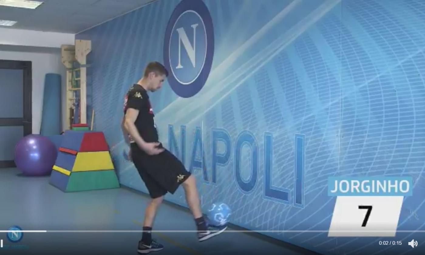 Napoli: Jorginho da record nel #WallBallChallenge. Ma Pavoletti... VIDEO