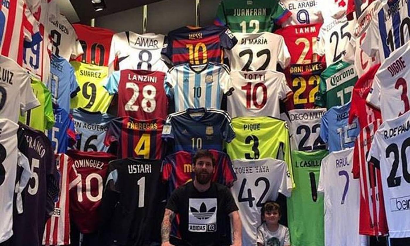 Messi, quante maglie da collezione! Totti, Nedved, Raul, perfino Conti. Ne manca solo una...