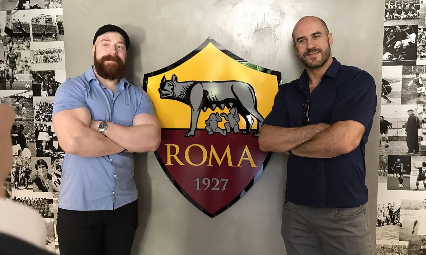 Dopo l'Inter, la Roma: Sheamus e Cesaro, stelle della WWE in visita a Trigoria FOTO