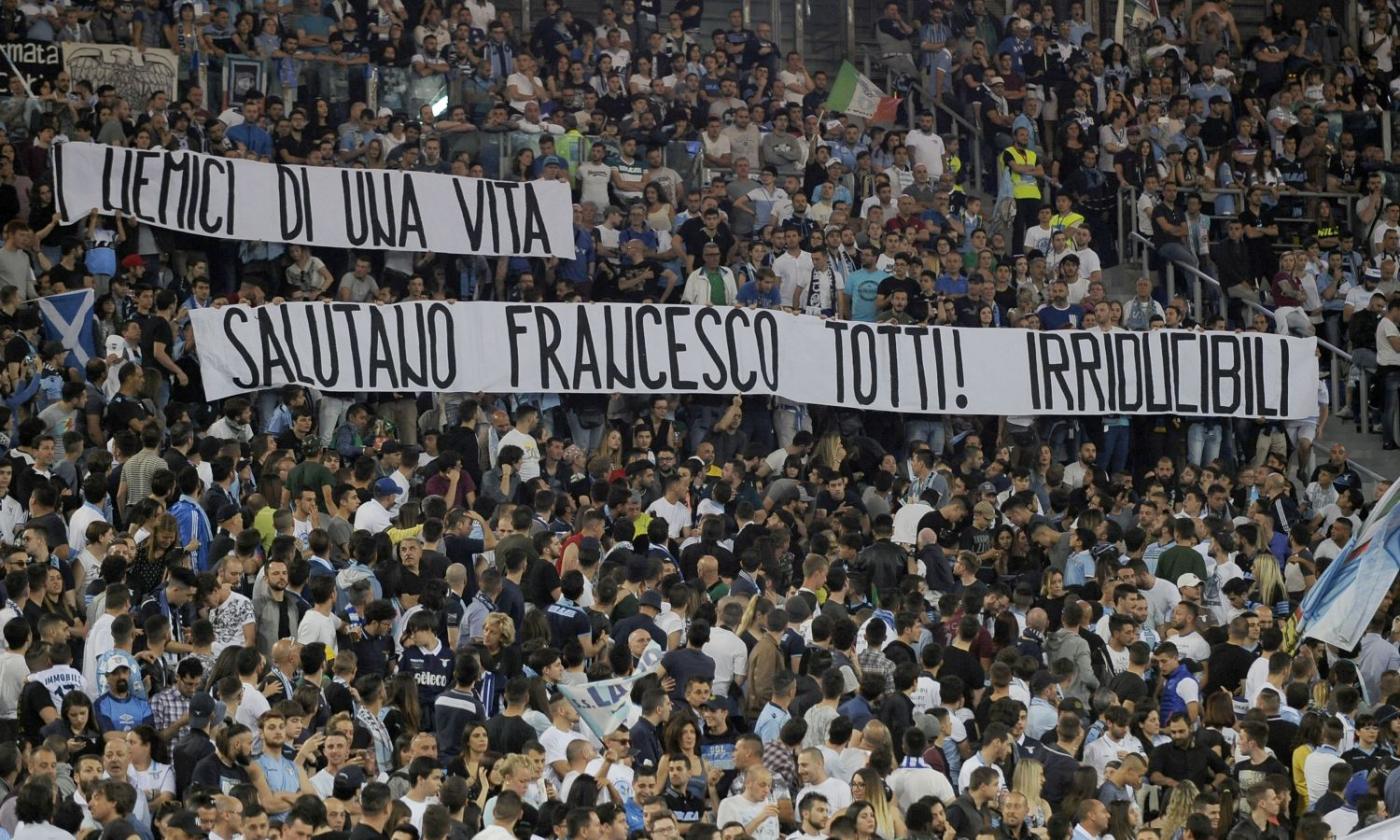 'I nemici di una vita salutano Totti': l'omaggio dei tifosi della Lazio FOTO